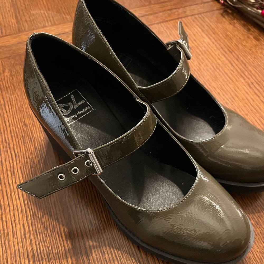 Super funky shoes!  Size 7.5